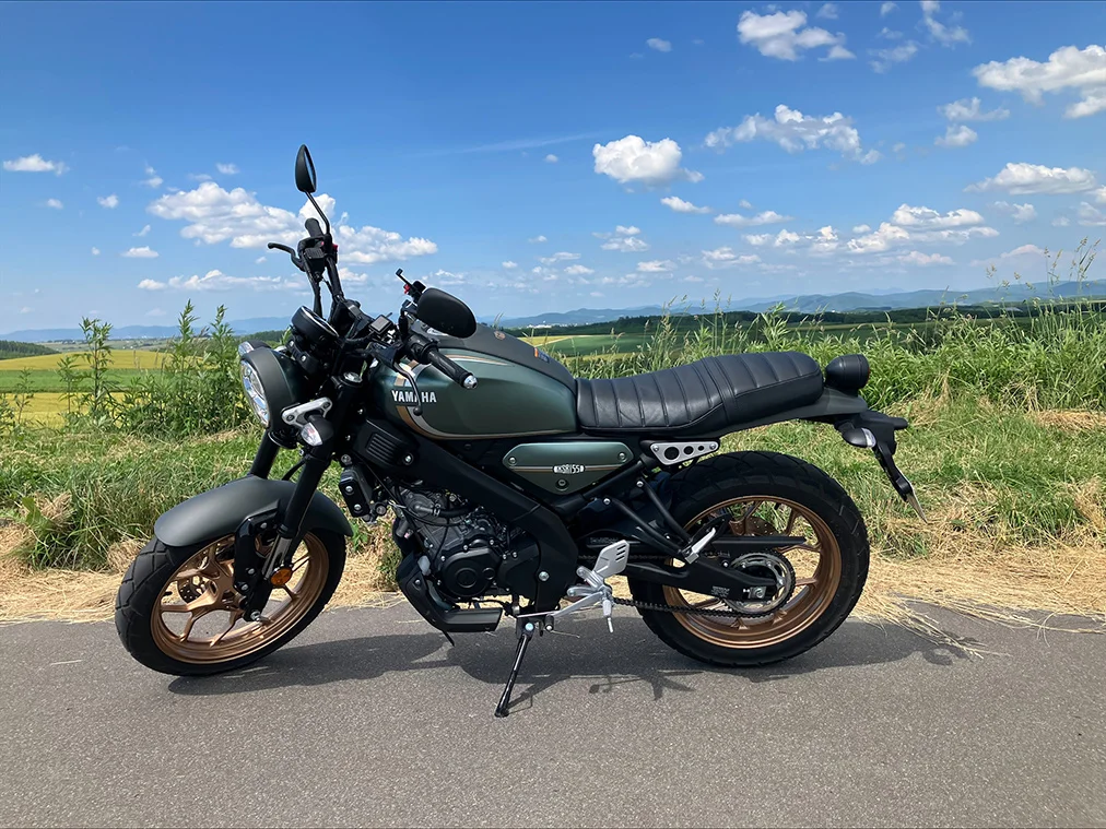 パッチワークの路周辺に停車するXSR155と北海道の農地・青空