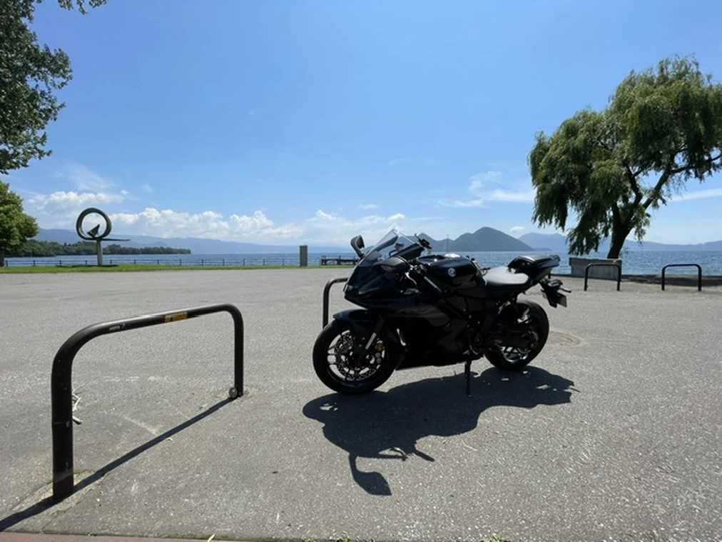とうや水の駅・洞爺湖湖畔に停車する新型YZF-R7