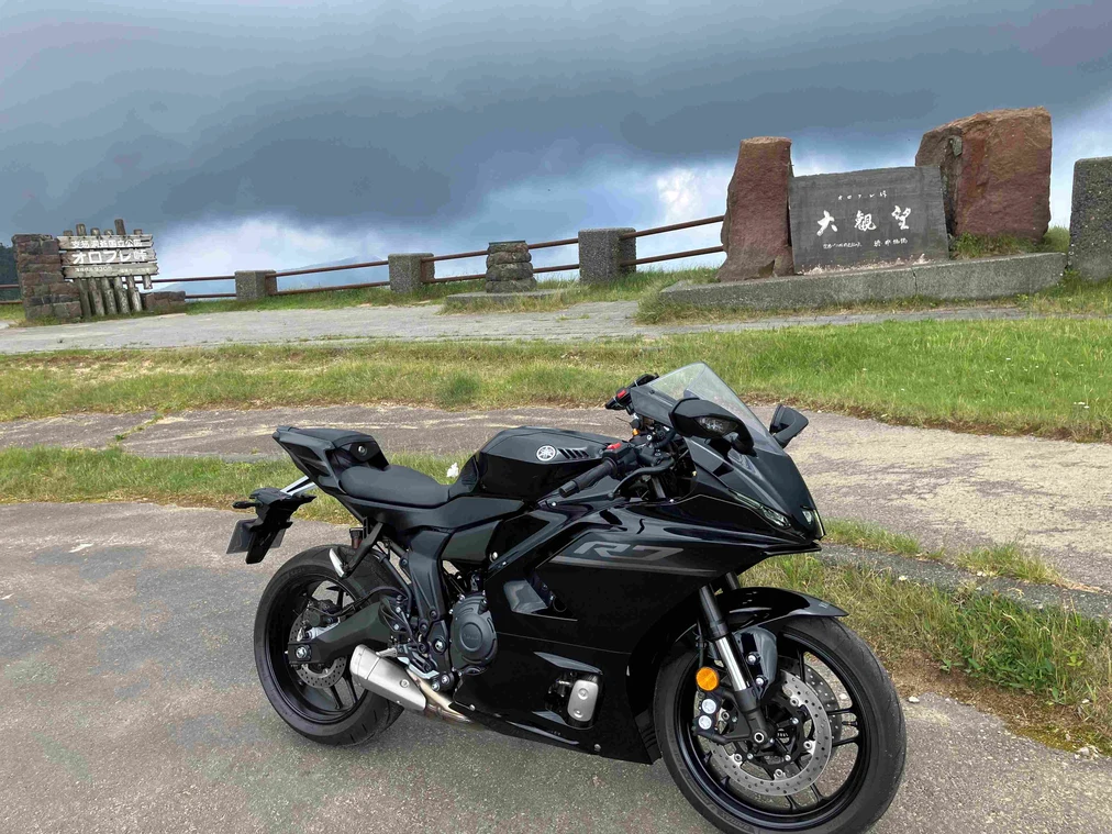 オロフレ峠に停車する新型YZF-R7