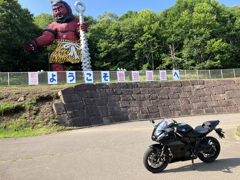 「ようこそ登別温泉へ」の赤鬼像と新型YZF-R7