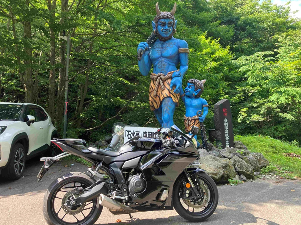 登別温泉街の青鬼像と新型YZF-R7