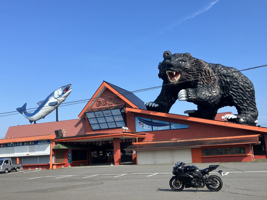かに御殿 白老町マルヨシ水産の巨大な鮭とクマのオブジェ