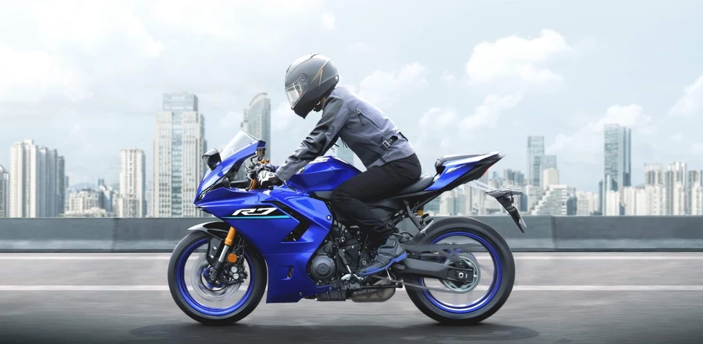 高速道路を走行する新型YZF-R7（イメージ）